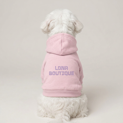 Weisser Malteser von hinten im rosa Lona Boutique Hunde-Hoodie